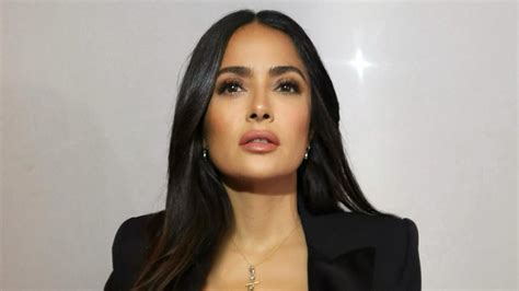 salma hayek flashes|Salma Hayek Suffers NSFW Wardrobe Malfunction on Instagram。